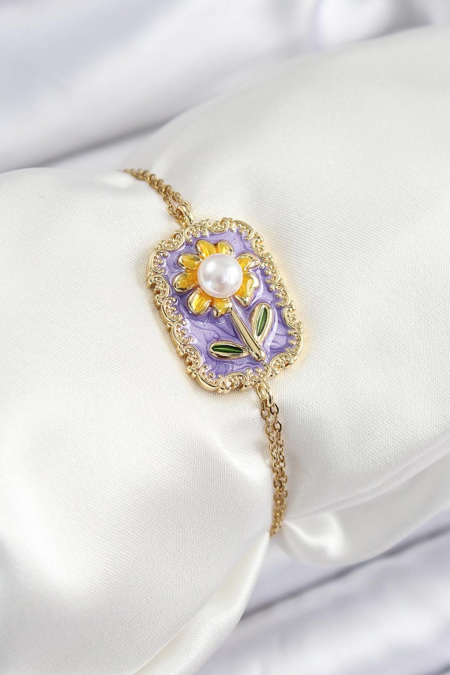 Sanatsal Portre Papatya Bileklik | Mor Mineli & İnci Detaylı – 316L Çelik Gold