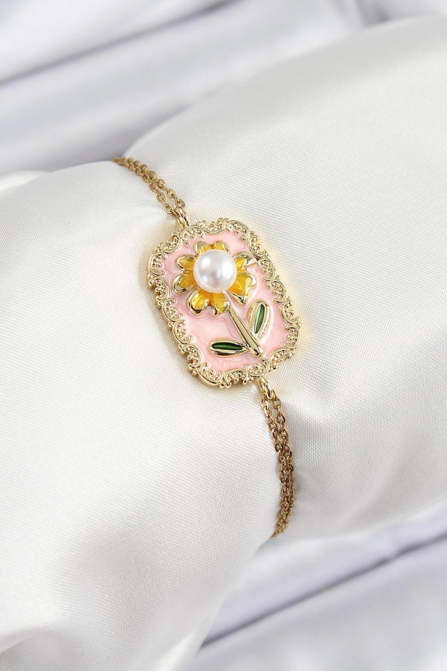 Sanatsal Portre Papatya Bileklik | Pembe Mineli & İnci Detaylı – 316L Çelik Gold