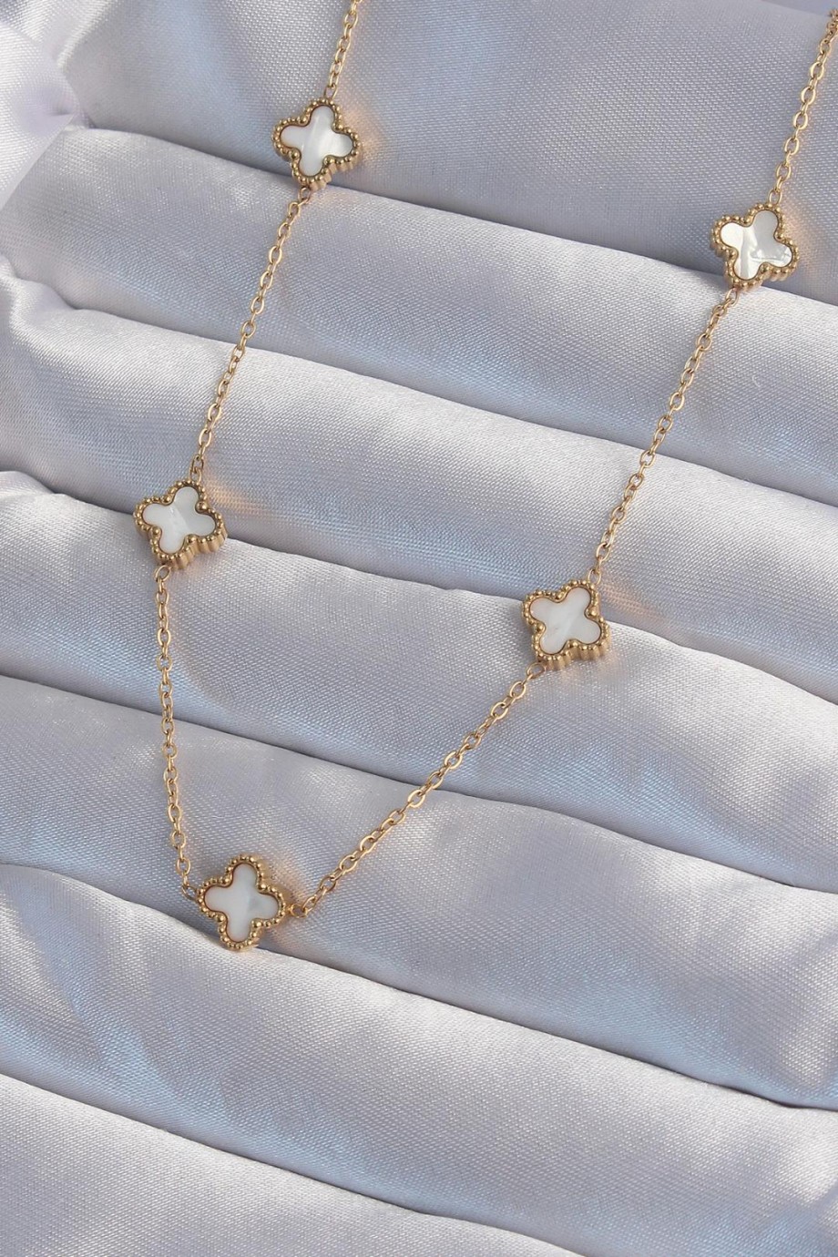 Minimal Yonca Kolye | Beyaz Sedef Detaylı – 316L Çelik Gold