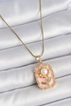 Portre Papatya Kolye | Pembe Mineli & İncili – 316L Çelik Gold Portre Papatya Kolye | Pembe Mineli & İncili – 316L Çelik Gold
