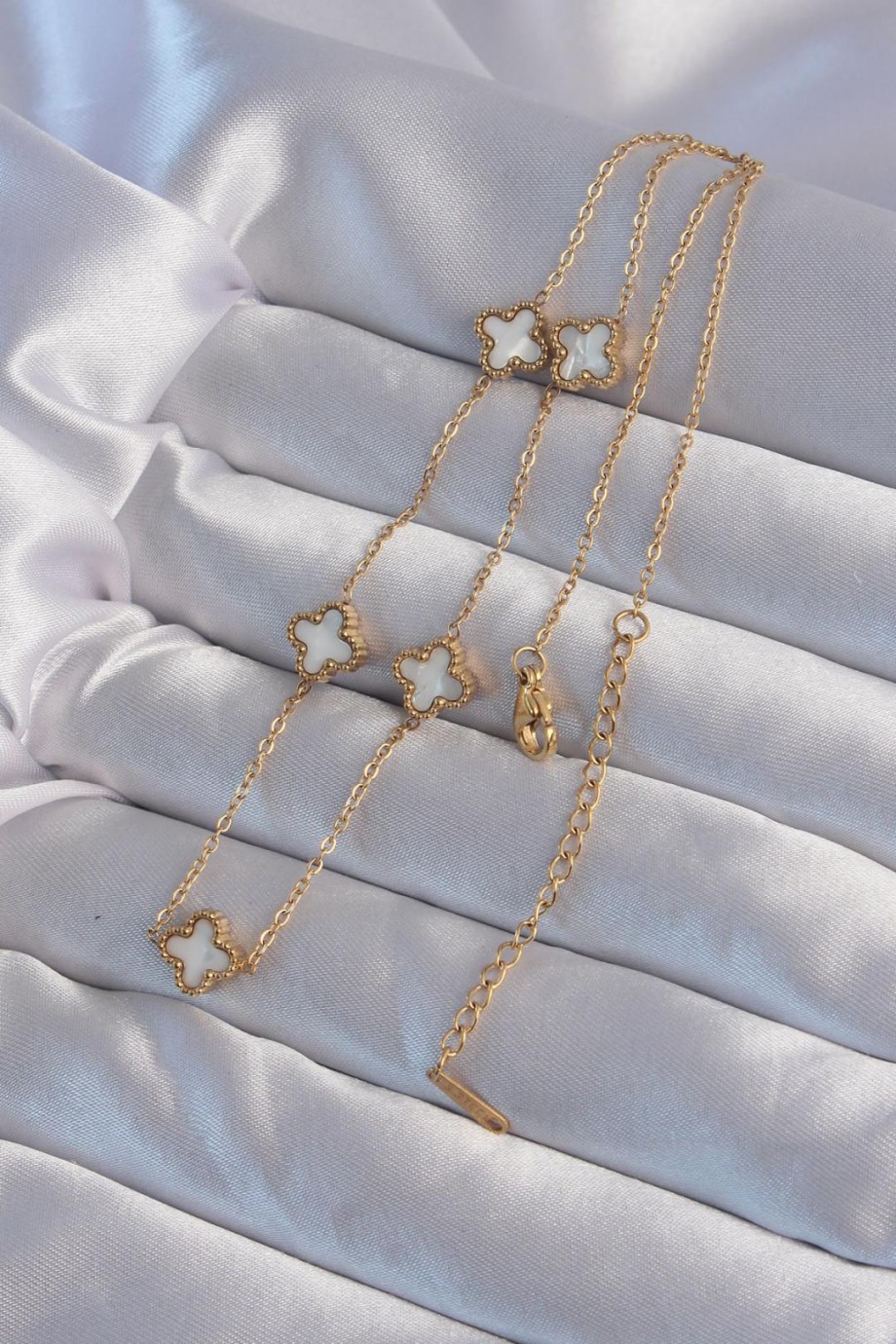 Minimal Yonca Kolye | Beyaz Sedef Detaylı – 316L Çelik Gold